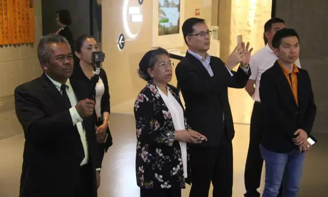 马来西亚客商参观我馆.jpg
