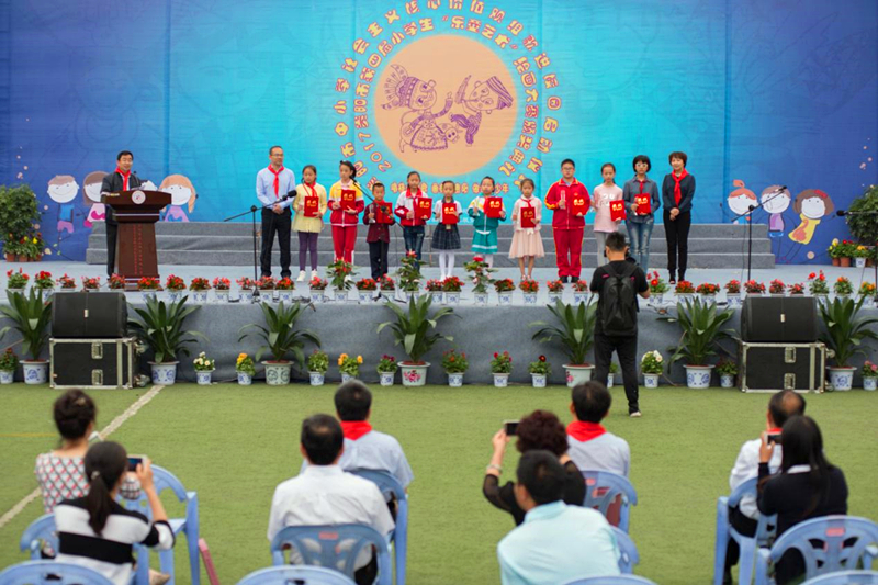 图为:市城乡规划设计研究院副院长袁军正在为获奖的小画家们颁奖.jpg 图为:市城乡规划设计研究院副院长袁军正在为获奖的小画家们颁奖.jpg