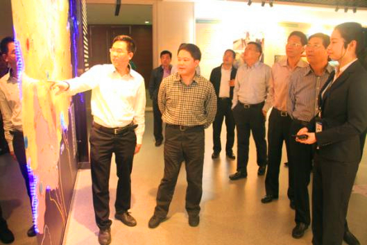 图为:督察组一行正在详细了解贵州省、贵阳市交通建设情况.jpg 图为:督察组一行正在详细了解贵州省、贵阳市交通建设情况.jpg