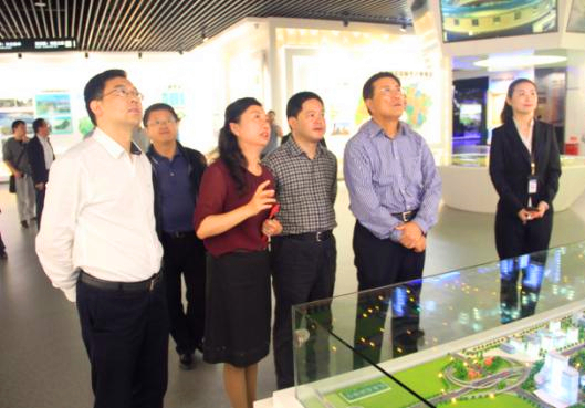 图为:市规划局局长高杨正在给督察组汇报给排水工作开展情况.jpg 图为:市规划局局长高杨正在给督察组汇报给排水工作开展情况.jpg