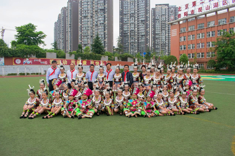 图为:领导们与小演员亲切合影.jpg 图为:领导们与小演员亲切合影.jpg