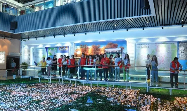 环卫工人参观阿拉善盟规划展览馆.jpg 环卫工人参观阿拉善盟规划展览馆.jpg