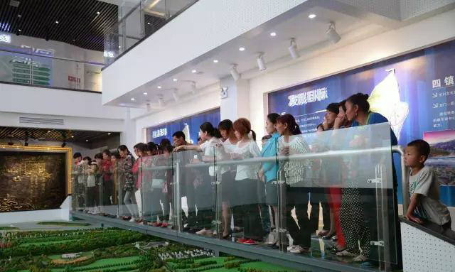 02城市规划展览馆配合妇联组织建档立卡贫困户母亲来馆参观1.jpg 02城市规划展览馆配合妇联组织建档立卡贫困户母亲来馆参观1.jpg