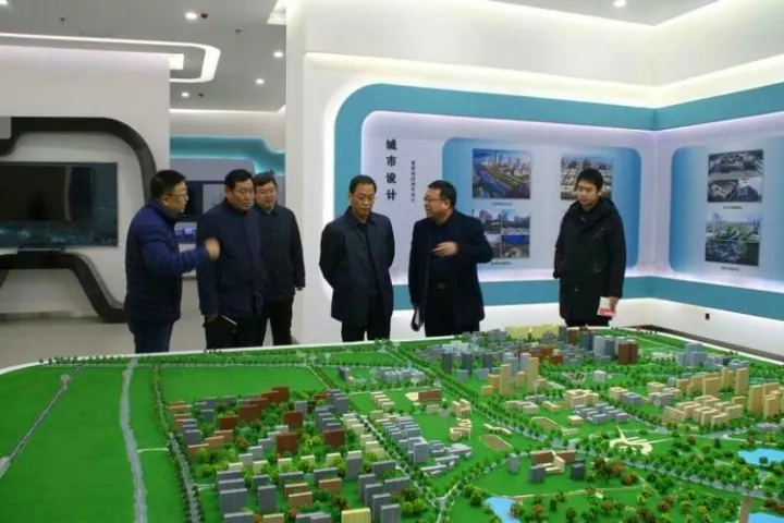区委书记侯有民到规划展馆调研指导.webp.jpg