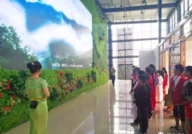 芒市中小学参观1.jpg 芒市中小学参观1.jpg