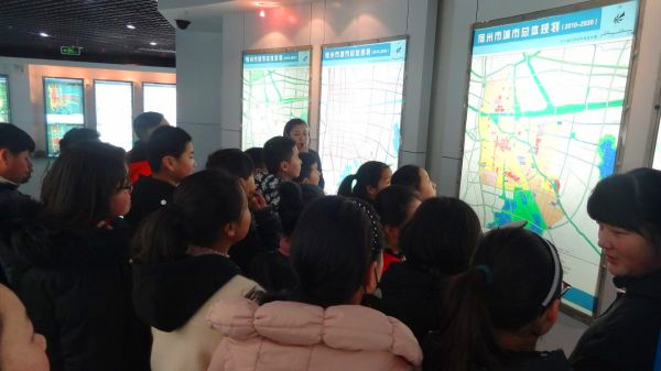 宿城一中师生社会实践参观市城市规划展览馆.jpg 宿城一中师生社会实践参观市城市规划展览馆.jpg