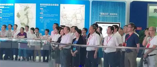 贵州省委常委、省委宣传部部长张广智率全省文化产业推进观摩团观摩黄果树规划展览馆.jpg 贵州省委常委、省委宣传部部长张广智率全省文化产业推进观摩团观摩黄果树规划展览馆.jpg