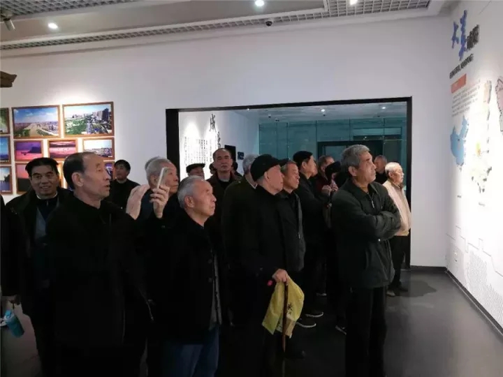 02市检察院组织离退休老同志参观咸阳市市民文化中心.jpg 02市检察院组织离退休老同志参观咸阳市市民文化中心.jpg