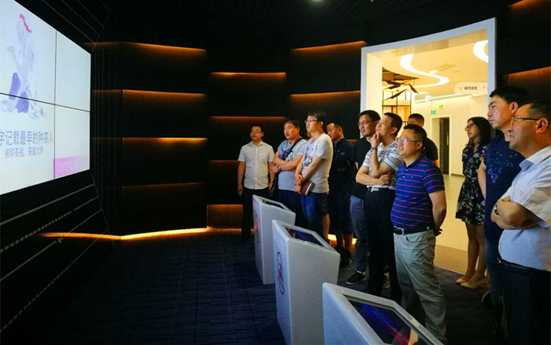 山南市政府考察团调研雅安规划馆.jpg 山南市政府考察团调研雅安规划馆.jpg