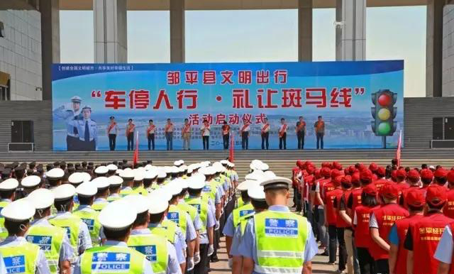 01邹平近1000人齐聚规划局展览馆广场,他们在干什么呢?.jpg 01邹平近1000人齐聚规划局展览馆广场,他们在干什么呢?.jpg