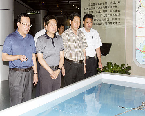 01定陶县委书记张毓华一行考察荣成市“城建、文化旅游”.jpg 01定陶县委书记张毓华一行考察荣成市“城建、文化旅游”.jpg