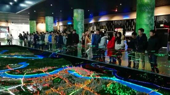 重庆大学百名硕博走进两江新区 全方位感受两江新区发展.jpg 重庆大学百名硕博走进两江新区 全方位感受两江新区发展.jpg