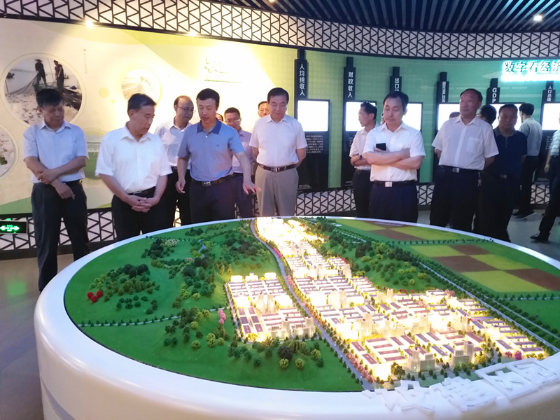 省人大领导参观霍邱县城市规划展览馆.jpg 省人大领导参观霍邱县城市规划展览馆.jpg