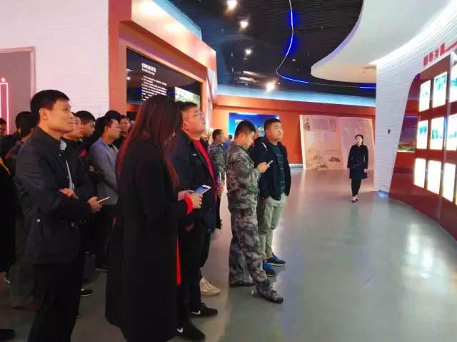 罗庄街道社区党员干部到罗庄区展览馆进行“两学一做”参观学习.jpg 罗庄街道社区党员干部到罗庄区展览馆进行“两学一做”参观学习.jpg