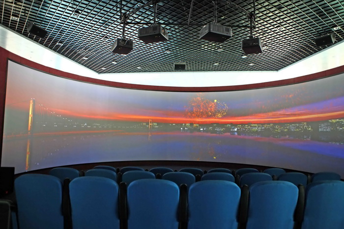 多媒体环幕厅.jpg