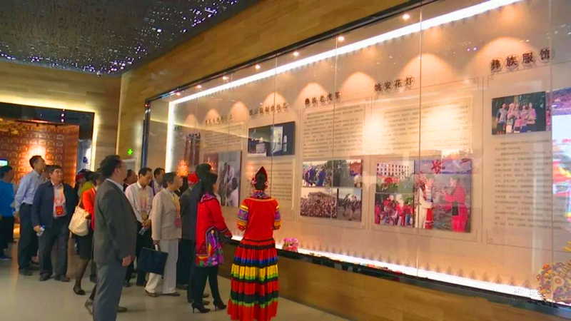 嘉宾参观城乡规划展示馆 赞叹彝州沧桑巨变.jpg 嘉宾参观城乡规划展示馆 赞叹彝州沧桑巨变.jpg