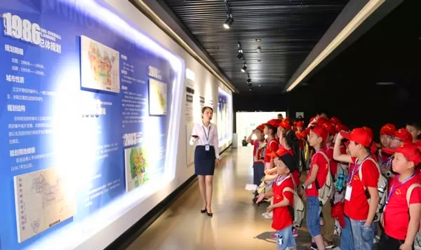 152名广电小记者走进仙桃城市展览馆.jpg