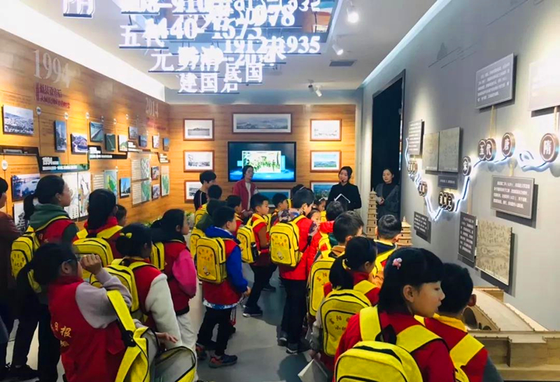 富阳日报小记者采风团走进富阳规划展示馆.jpg 富阳日报小记者采风团走进富阳规划展示馆.jpg