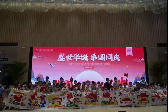 喜迎国庆《小小彩笔手中拿,我为祖国画幅画》主题教育活动回顾.jpg 喜迎国庆《小小彩笔手中拿,我为祖国画幅画》主题教育活动回顾.jpg